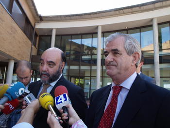 Alfonso Gracia, presidente de la Asociación de Familiares de Enfermos de Alzheimer de Salamanca, atiende a los medios en presencia de Guisasola.
