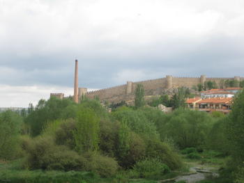 La Muralla vista desde la zona sur de la capital abulense.