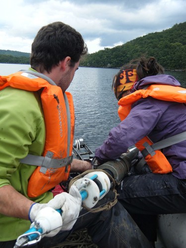 Investigadores en el Lago de Sanabria con un sondeador para recoger sedimentos. Foto: Marga Jambrina.