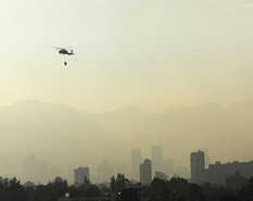 Por medio de helicÃ³pteros se transporta el agua para detener el incendio. (Foto: Catalina Torres) 