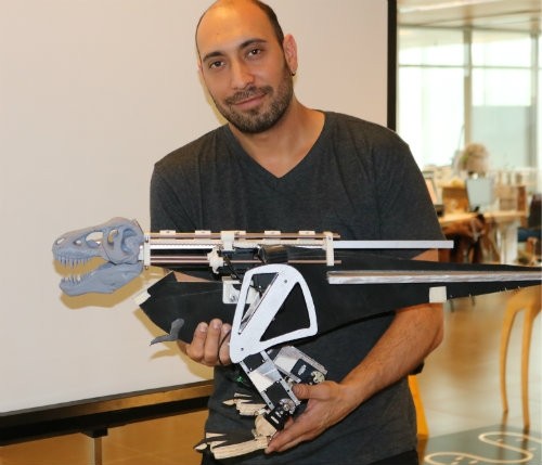 Bruno Grossi, investigador de la U. de Chile cuyo actual experimento ya no involucra a un animal vivo, sino una réplica robotizada.