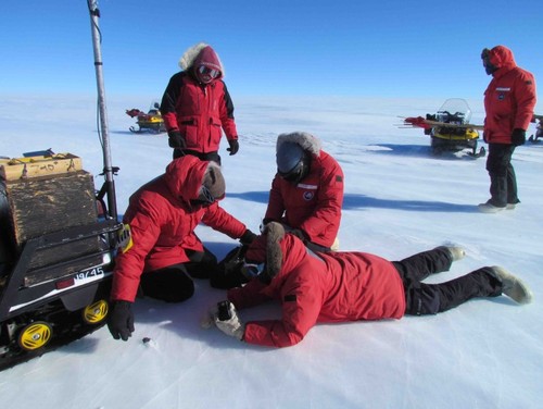 Trabajos de recogida de un ejemplar de meteorito en la Antártida. / Katherine Joy / ANSMET.