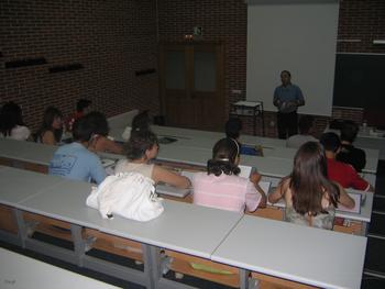 El profesor Del Val Riaño al comienzo del curso.