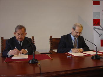 Firma del convenio entre la Fundación Encuentro y la Universidad de Salamanca.