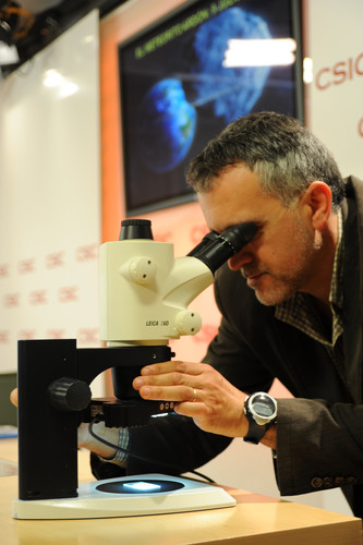 El investigador del Instituto de Ciencias del Espacio (ICE-CSIC) Josep Maria Trigo observa el meteorito en el microscopio. FOTO: CSIC.