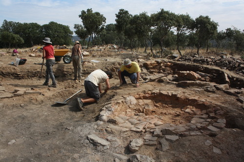 En primer plano, con forma redondeada, restos del gran horno excavado en El Castillón.