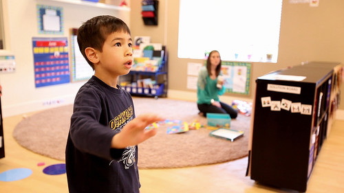 Un niño con discapacidad auditiva aprende a leer con Kinect.