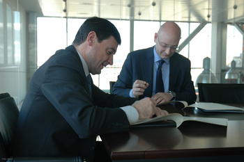 Enrique Martínez, director general de Inteco (i), y Honorio Ruiz Cebrián, secretario general de la Asociación Nacional de Establecimientos Financieros de Crédito.