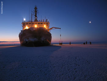 El rompehielos canadiense Louis Saint Laurent durante la recogida de muestras en el Ártico.