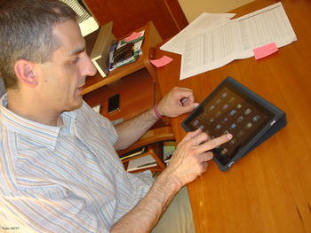 Javier No, con un iPad.