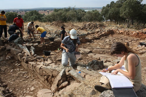 Excavación de una vivienda del siglo VI en El Castillón.