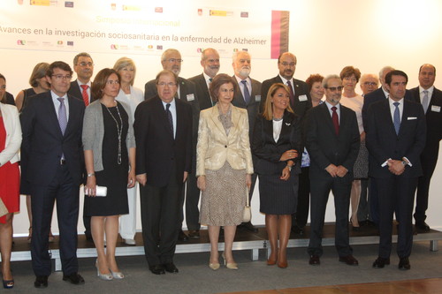 La Reina Sofía, en el centro, junto a otros protagonistas del simposio sobre alzhéimer.