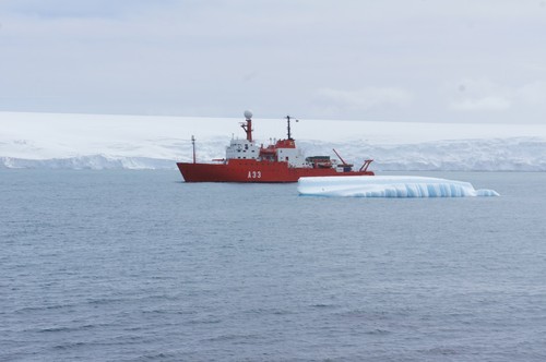 El Buque Oceanográfico Hespérides frente a la Isla Livingston, cerca de la Península Antártica./ CSIC.