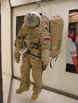 Traje de astronauta exposición Explorar el espacio 50 años de carrera espacial del Museo de la Ciencia de Valladolid