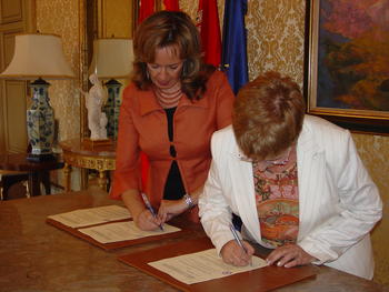 Blanca García-Miguel (izquierda) y Carmen Sánchez durante la firma del acuerdo