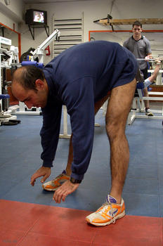 Un hombre realiza ejercicios en el gimnasio.