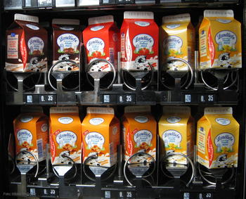 Máquina expendedora de alimentos vendiendo leche en una escuela alemana.