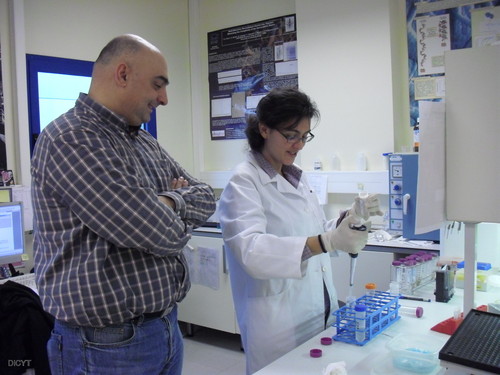 José Carlos Rodríguez-Cabello, responsable del Bioforge, observa el trabajo de una de las investigadoras del grupo.