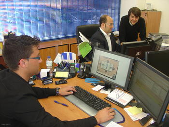 Los responsables de Conetate, en su oficina de Salamanca.