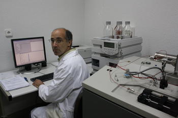 César Alberto Raposo, en el Servicio de Espectrometría de Masas de la Universidad de Salamanca.