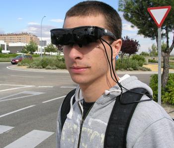 Gafas de realidad virtual que ayuda a las personas con discapacidad visual moderada a moverse por su entorno (FOTO:UC3M). 