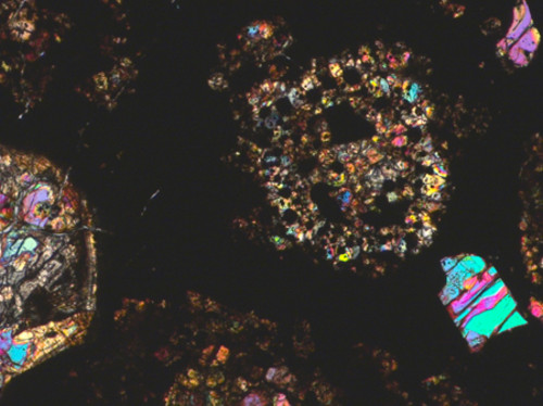 Cóndrulos del meteorito Graves Nunataks (GRA) 95229 vistos bajo el microscopio de luz transmitida. Foto: Josep M. Trigo, ICE (CSIC)
