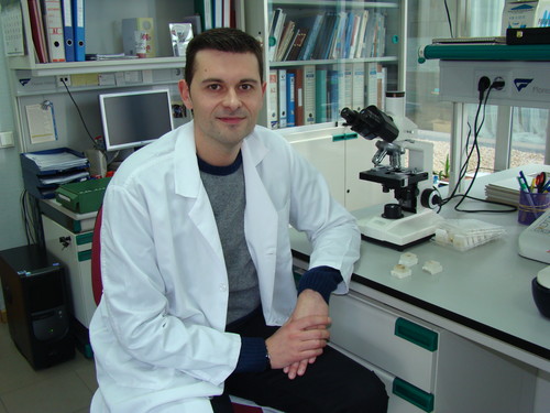 Iván Fernández Bueno en uno de los laboratorios del IOBA.