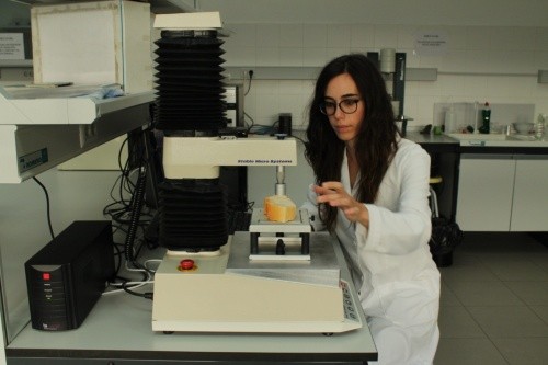Laura Román analiza una muestra de chapata en el laboratorio/UVa