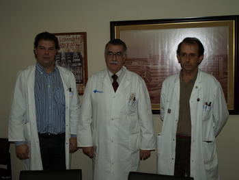 De izquierda a derecha: Carlos Martín, coordinador del curso de IMRT; Manuel Fernández, jefe de Servicio del Hospital Clínico de Salamanca y Enrique de Sena, jefe de sección de Radioterapia del Hospital Universitario de Salamanca.