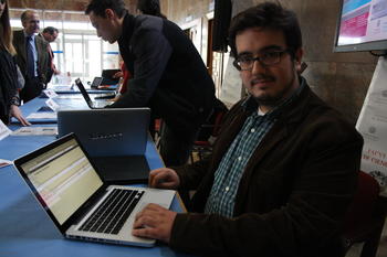 Roberto González Ramos muestra la aplicación.