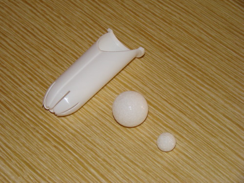 Implante orbital probado en conejos (dcha.), implante orbital para humanos (en el centro) y el accesorio que facilita su implantación (izda.).