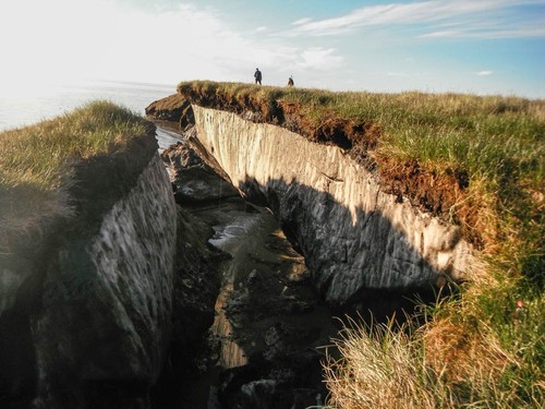 La erosión de la costa revela una capa de ‘permafrost’ en el lago Teshekpuk, en Alaska./ BRANDT MEIXELL-USGS.