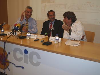 Eugenio Santos, Agustín de Vega y Juan Jesús Cruz, en la presentación de la campaña 'Tú puedes hacer algo contra el cáncer'