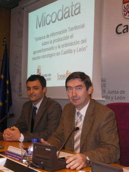 El viceconsejero de Desarrollo Sostenible (drch), junto al director de Micodata, Fernando Martínez Peña.