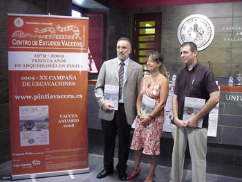 Carlos Sanz, a la izquierda; Pilar Garcés, vicerrectora de Relaciones Institucionales; y Carlos Méndez, coordinador de la web sobre Pintia.
