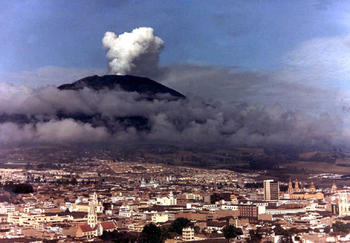 Volcán en erupción junto a la localidad colombiana de Pasto