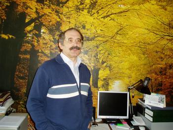 El catedrático de Ecología, Estanislao de Luis Calabuig, en su despacho de la Universidad de León