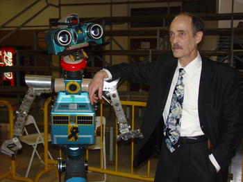 El inventor de Seguritrón, José Luis Martínez, posa con su robot bípedo