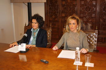 La vicerrectora de Investigación de la Universidad de Salamanca, a la izquierda, junto con Eva María Martín del Valle.