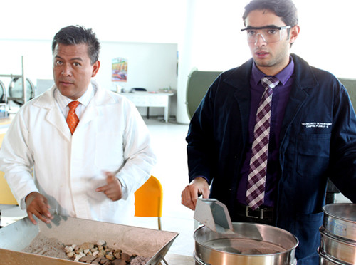Said Casolco Robles (left) and Sergio Castillo, teacher-researcher and student of Campus Puebla, respectively, developed a method for separating the components of volcanic ash and get silica, cristobalite and alumina. FOTO: ITESM.