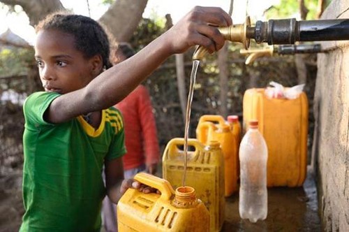 Un niño en el pueblo de Dida, en Ziway, Etiopía, obtiene agua potabilizada por la tecnología del CSIC. / Foto: César Hernández.