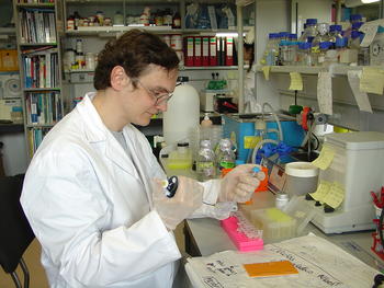 Alberto Fernández Medarde trabajando en su laboratorio