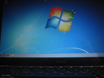 Un ordenador portátil MacBook con el sistema operativo Windows 7.