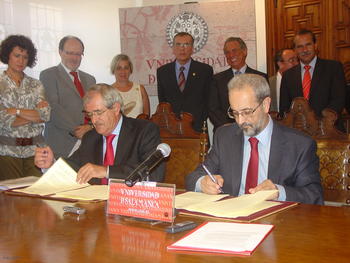 Firma del convenio entre la Gerencia Regional de Salud y la Universidad de Salamanca.