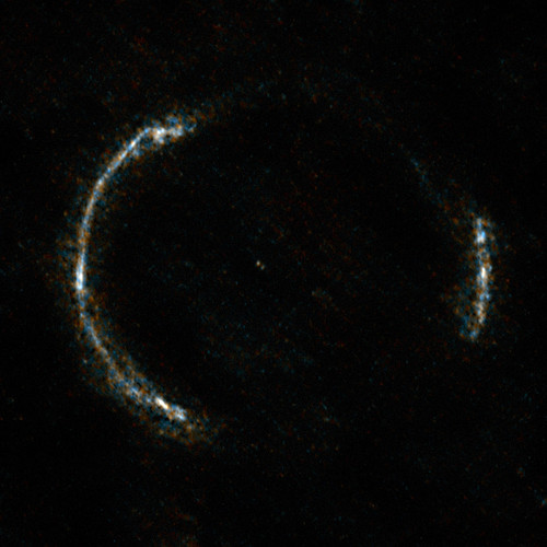 Galaxia que hace de lupa, SDP.81, y que aparece como un anillo de Einstein casi perfecto. FOTO: ALMA (NRAO/ESO/NAOJ)/Y. TAMURA (THE UNIVERSITY OF TOKYO)