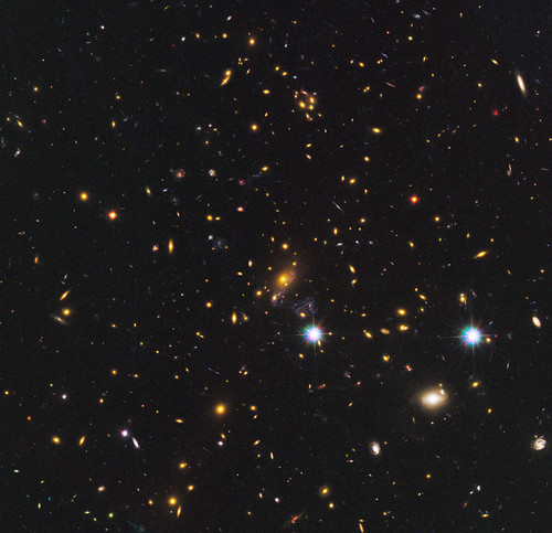 La estrella más distante de la Tierra se ha encontrado detrás del cúmulo de galaxias MACS J1149-2223. / Hubble / ESA / NASA.