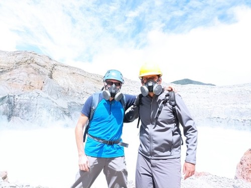 E. Nácher y M. Cubero en el cráter del volcán Poás. / IFIC.