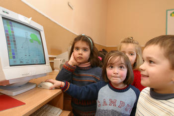 Un grupo de niños de un pueblo de Ávila junto a un ordenador