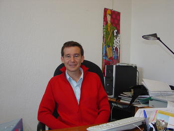 Fernando González Andrés, en su despacho de la Universidad de León.