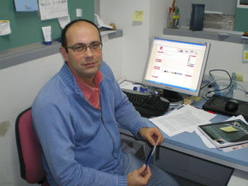 El investigador del IBGM, Eladio Velasco, en su despacho.